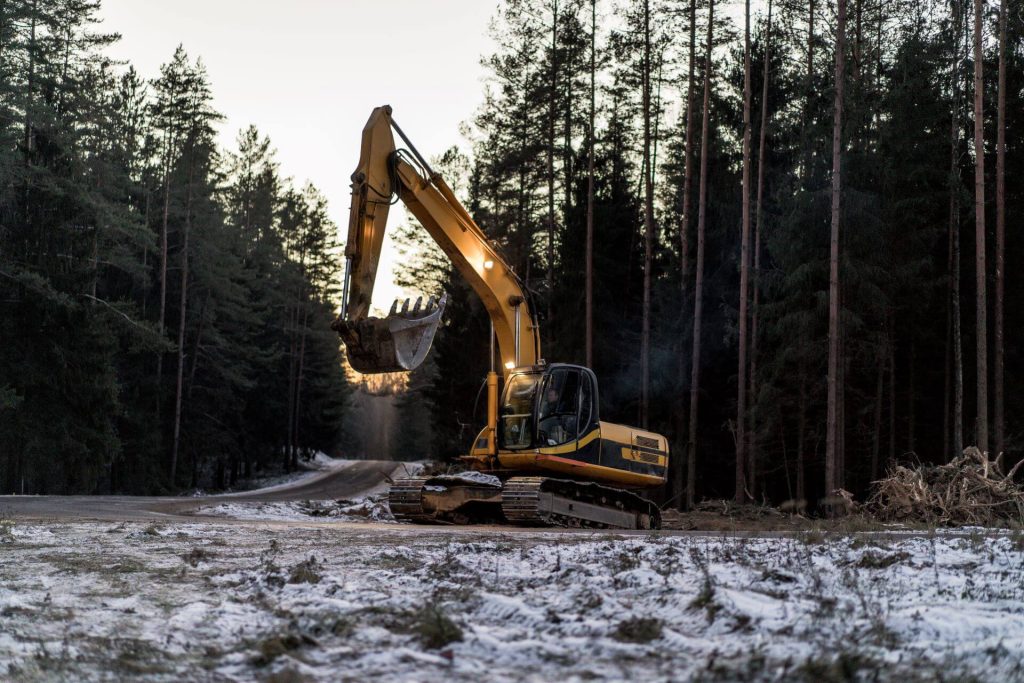 Ahtaan tontin kaivuutyöt Naantalissa pientalon pihalla